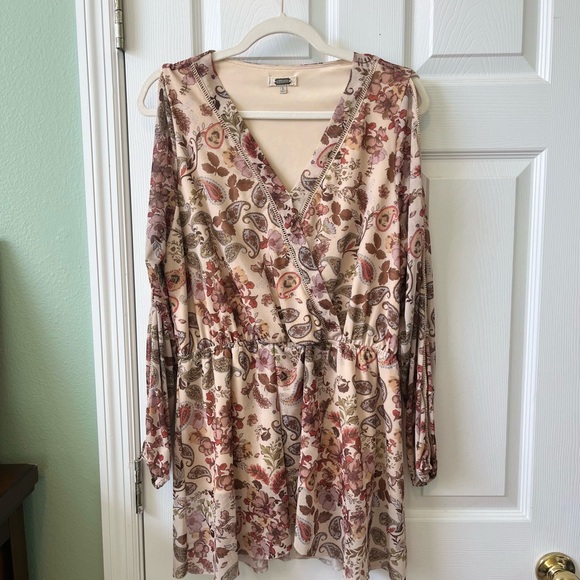 gimmicks by BKE Tops - Gimmicks by Bke Floral Sleeve V-Neck Top